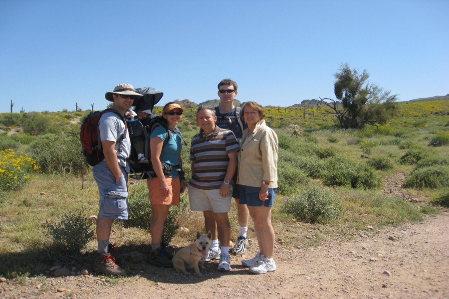 ../image/hiking - jonathan dean dre dad bill mom 2.jpg